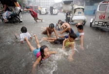 Филиппинские дети играют на улице во время ливня