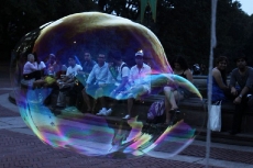 Огромные мыльные пузыри в Центральном парке в Нью-Йорке