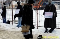 В Минске пенсионерки сорвали плакаты с чучел, изображающих "белорусских безработных"