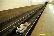 В московском метро экстремал улегся спать прямо на рельсы