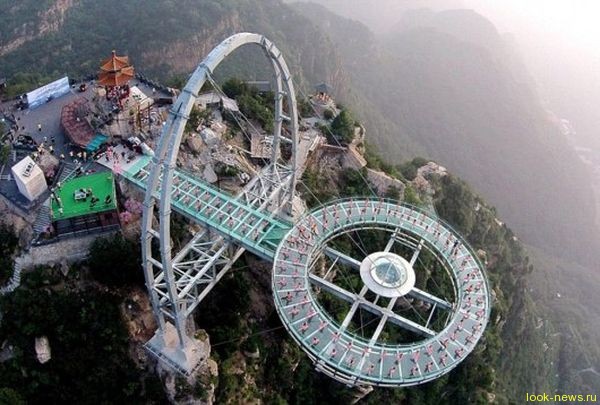 В Китае открыли очередной стеклянный мост над бездной