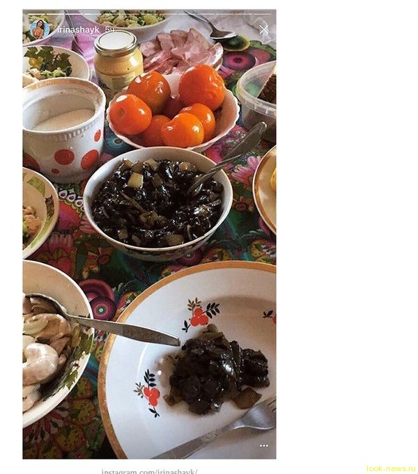 Родные просторы: Ирина Шейк с бабушкой и курами отдыхает в Башкирии