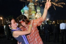 Выпускницы устроили стриптиз напротив Кремля