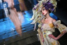 Christian Dior объявил эталоном моды образ женщины-цветка