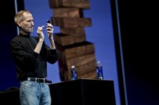 Стив Джобс пообещал владельцам iPhone 4 бесплатные чехлы