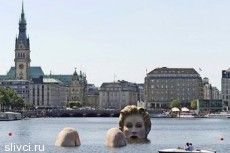 В Гамбурге установили скульптуру купающейся блондинки