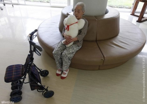 Японские пенсионеры играют с роботами