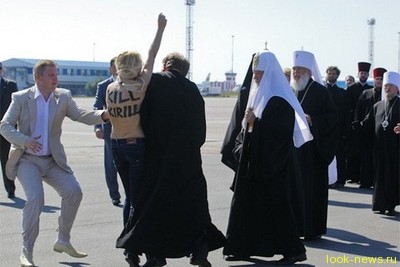 Полуобнаженная девушка набросилась на патриарха Кирилла в Киеве