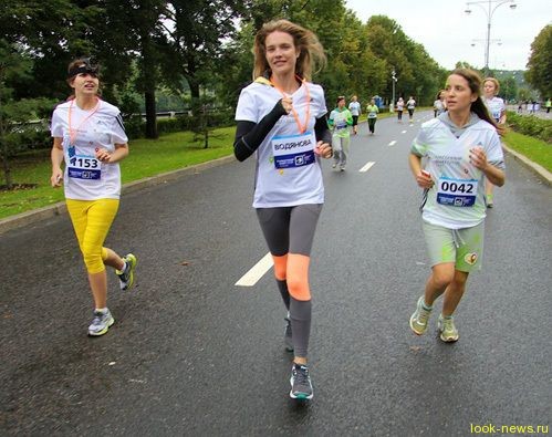 Водянова обмазалась краской и пробежала по Москве пять километров