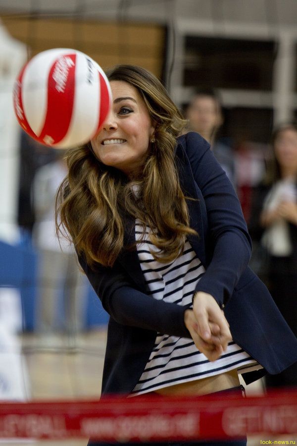 Герцогиня Кембриджская сыграла в волейбол спустя три месяца после родов.
