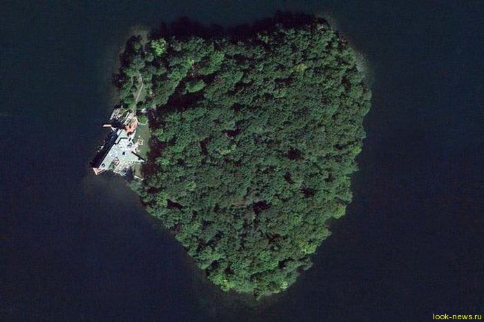 Анджелина Джоли подарила мужу остров в форме сердца