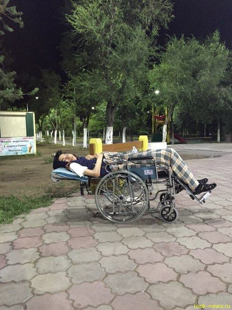 Парализованный казахстанец отдал все свои деньги больным детям