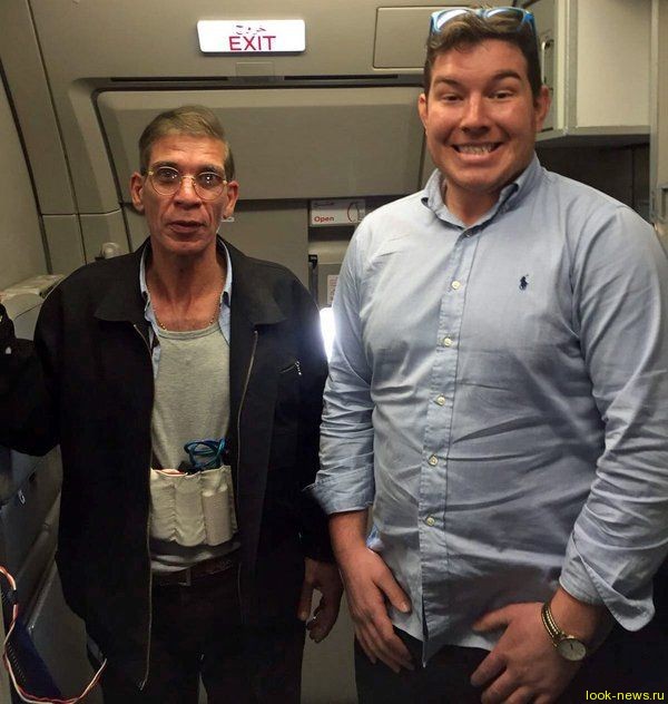 Заложник египетского самолета сделал веселое селфи с захватчиком