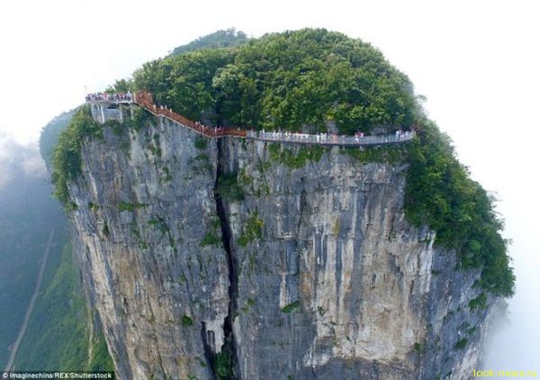В Китае открыли очередной стеклянный мост над бездной