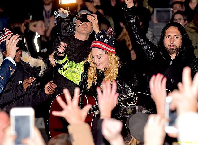 Мадонна и ее младший сын дали бесплатный концерт в центре Нью-Йорка