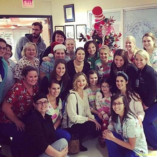 Дженнифер Лоуренс сделала сюрприз детям в больнице ее родного города Луисвилла