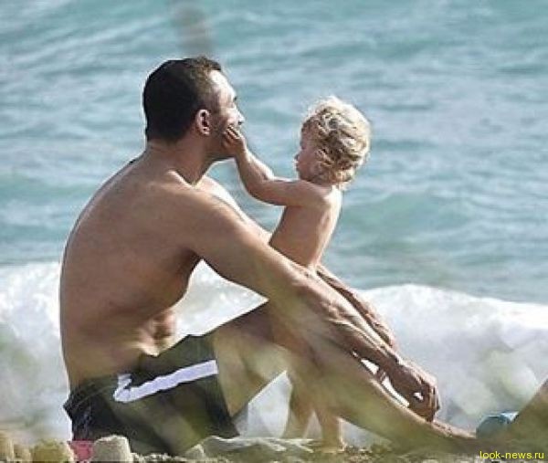 Кличко и Панеттьери с дочерью отдохнули на пляже