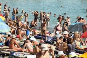 Русские туристы выгнали хамов-украинцев с пляжа песней «Вставай, страна огромная»...