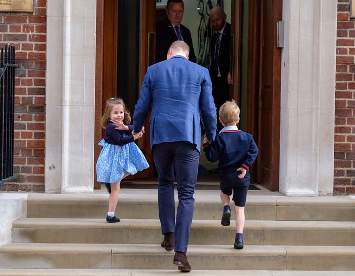 Герцог и герцогиня Кембриджские показали новорожденного принца 